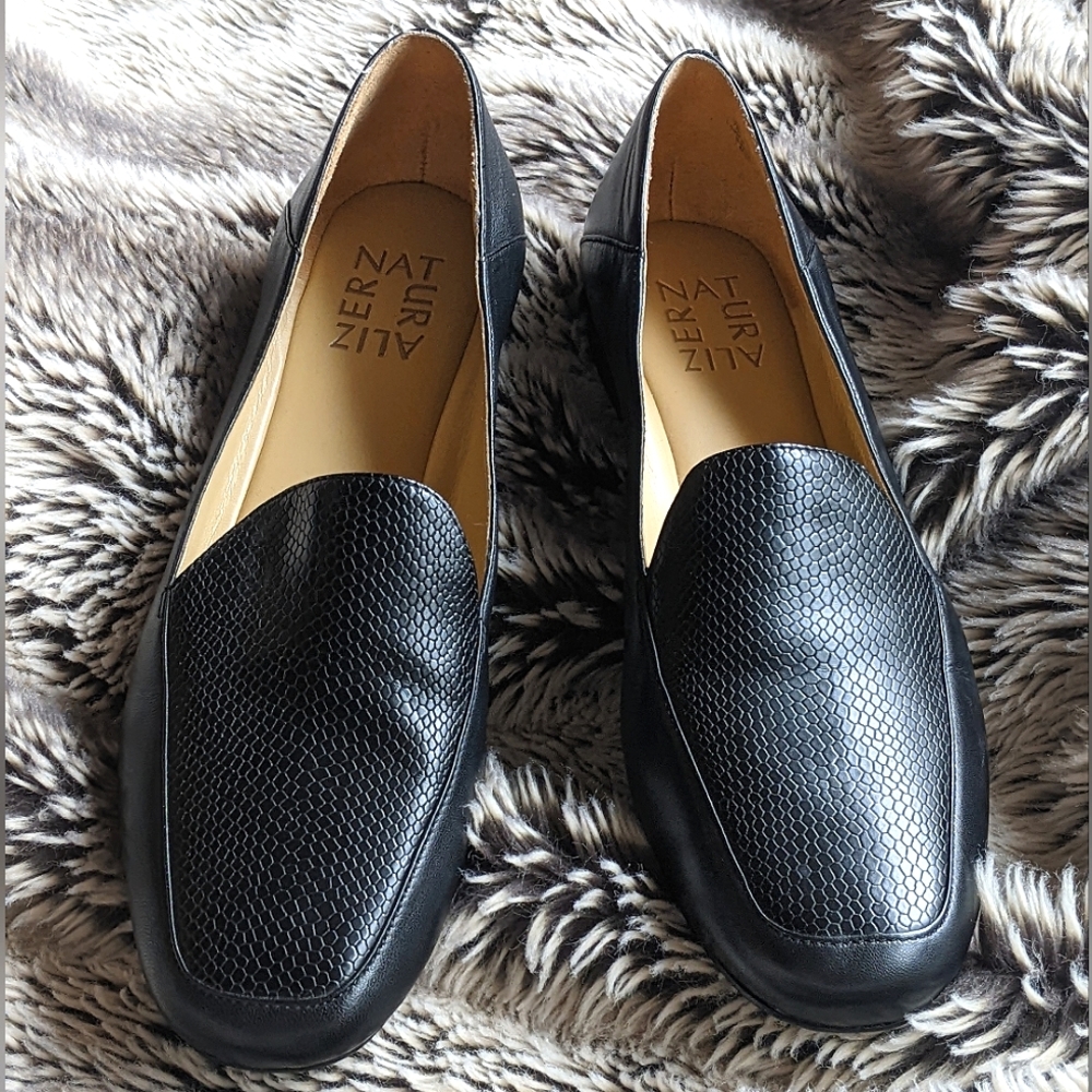 Naturalizer loafers, women's 7, black snake skin detail